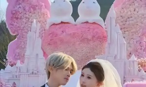 鹿哈官宣领证！8年爱情长跑终成正果，娇妻身材火辣，夫妻相拉满