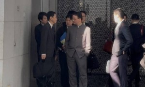 日本外务省官员离开中国外交部，面对媒体提问未给出任何表态