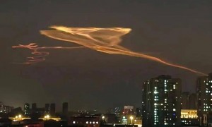 美军这波“秀肌肉”,算是彻底踢到铁板了!刚射完4枚三叉戟导弹想找回面子,中国夜空就亮起“七彩祥云”,一个二次加速直接让西方的算盘落了空