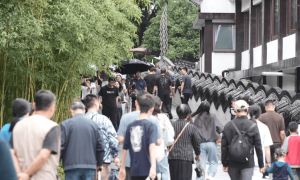 “超级黄金周”第三天:扬州早茶开启“排队模式”