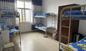 四川西昌一学校“两名学生挤一张床睡”?学校:新生增加床位紧张,目前已实现“一生一铺”